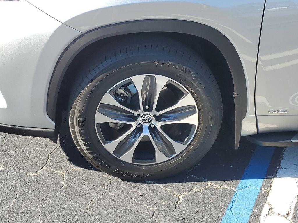used 2022 Toyota Highlander Hybrid car, priced at $34,577