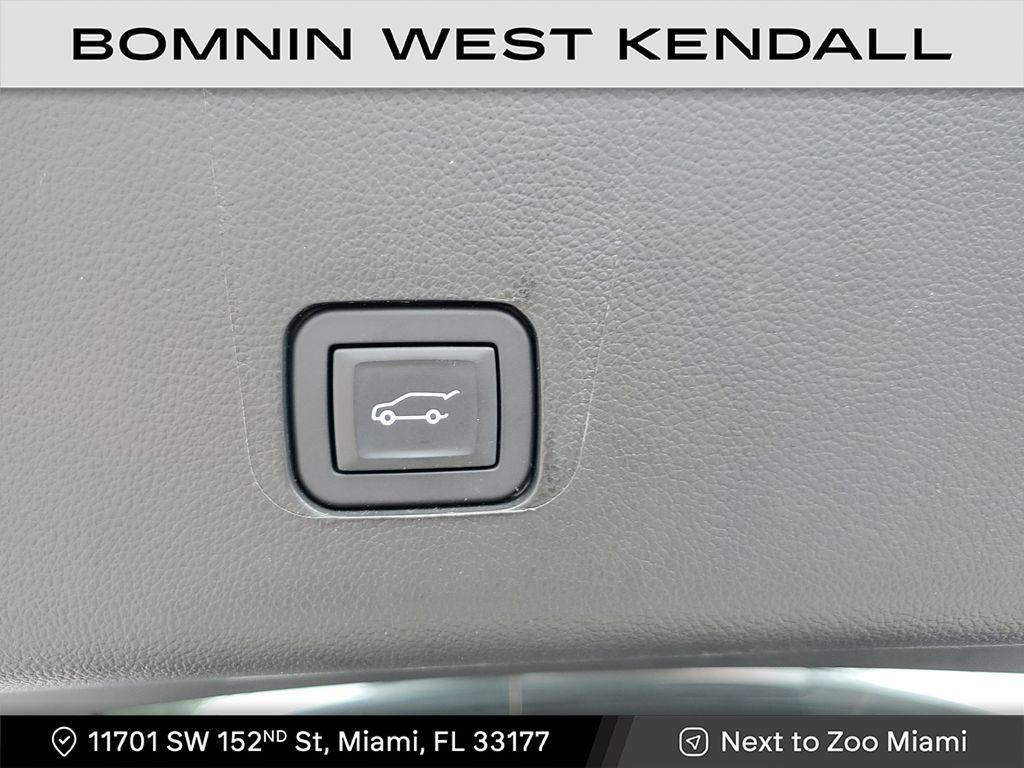 used 2024 Chevrolet Traverse car, priced at $29,990