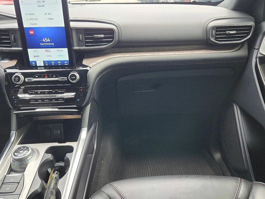 2022 Star White Metallic Tri-Coat Ford Explorer