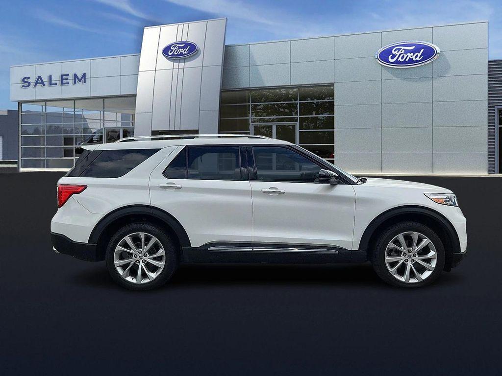2022 Star White Metallic Tri-Coat Ford Explorer