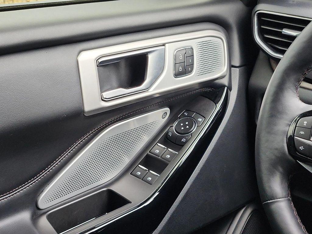 2022 Star White Metallic Tri-Coat Ford Explorer