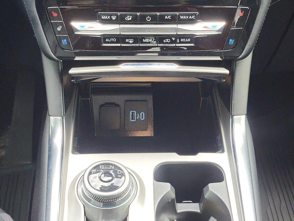 2022 Star White Metallic Tri-Coat Ford Explorer