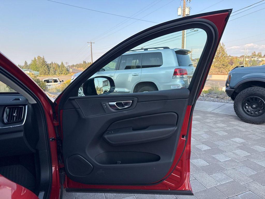 new 2025 Volvo XC60 car, priced at $40,685