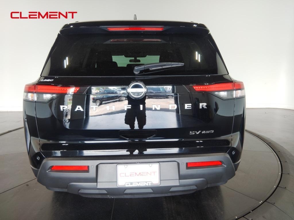 2022 Black Nissan Pathfinder
