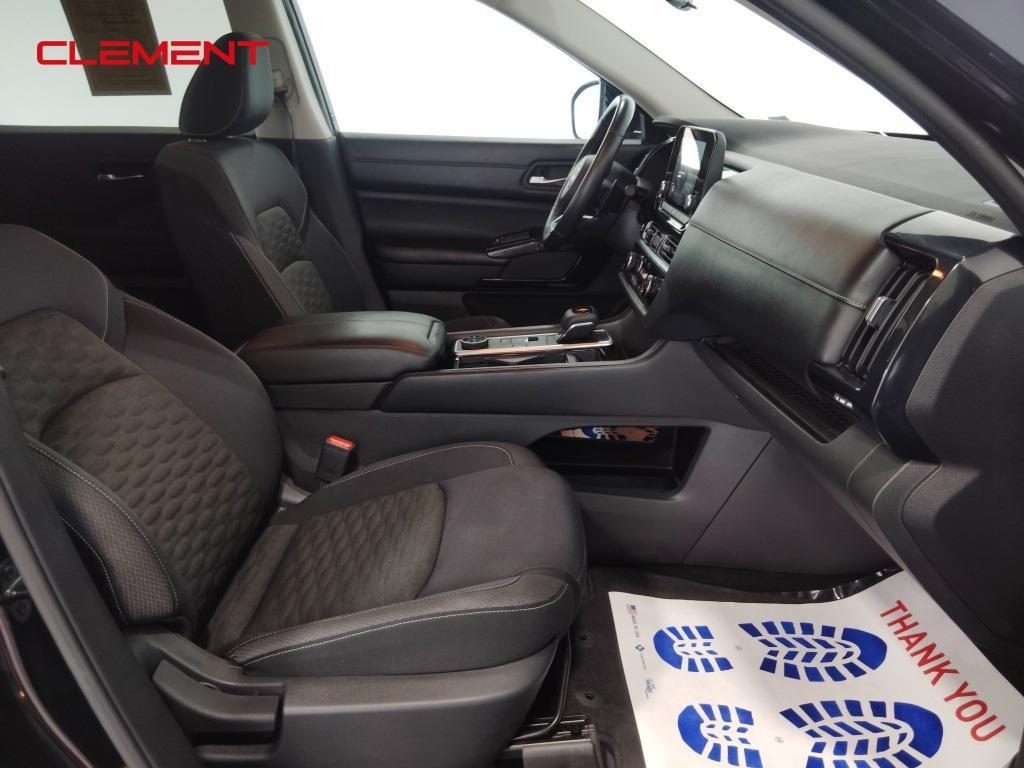 2022 Black Nissan Pathfinder