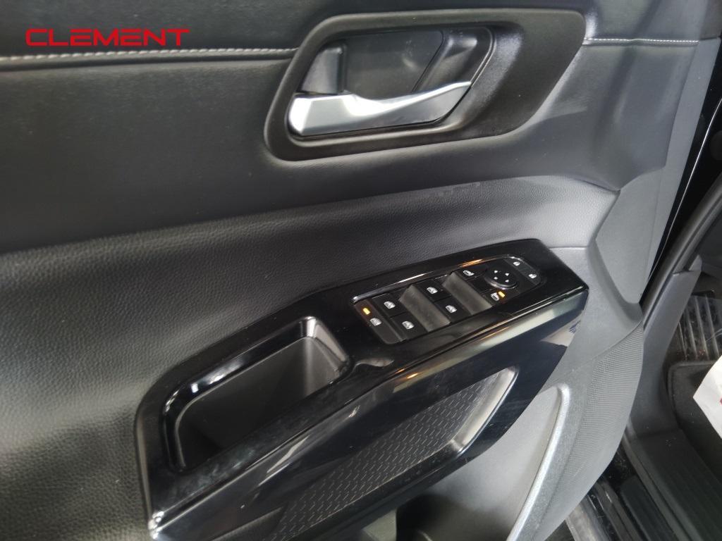 2022 Black Nissan Pathfinder