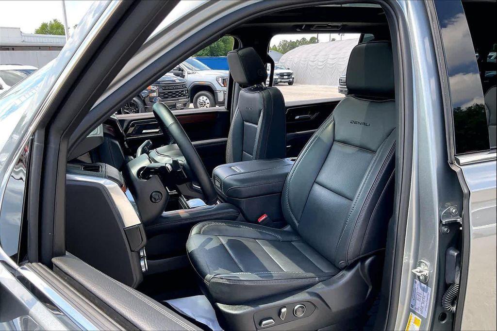 used 2025 GMC Yukon XL car, priced at $69,212