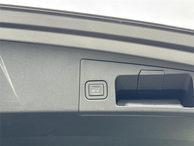 new 2025 Cadillac XT5 car, priced at $45,790