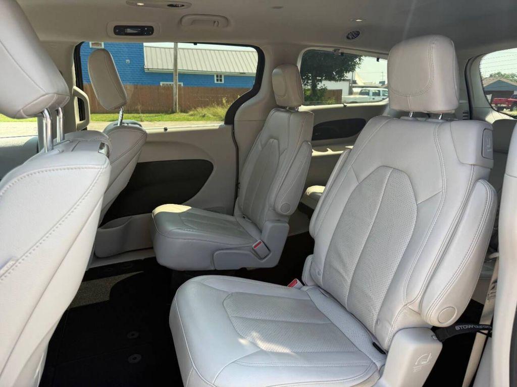 2020 Brilliant Black Crystal Pearlcoat Chrysler Pacifica