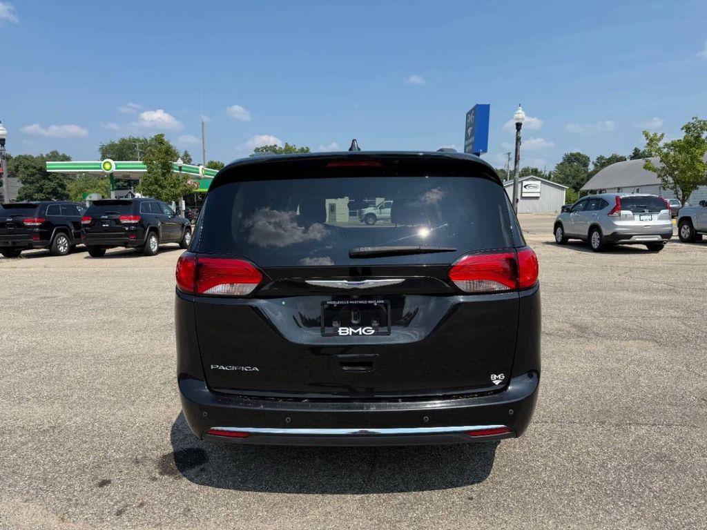 2020 Brilliant Black Crystal Pearlcoat Chrysler Pacifica