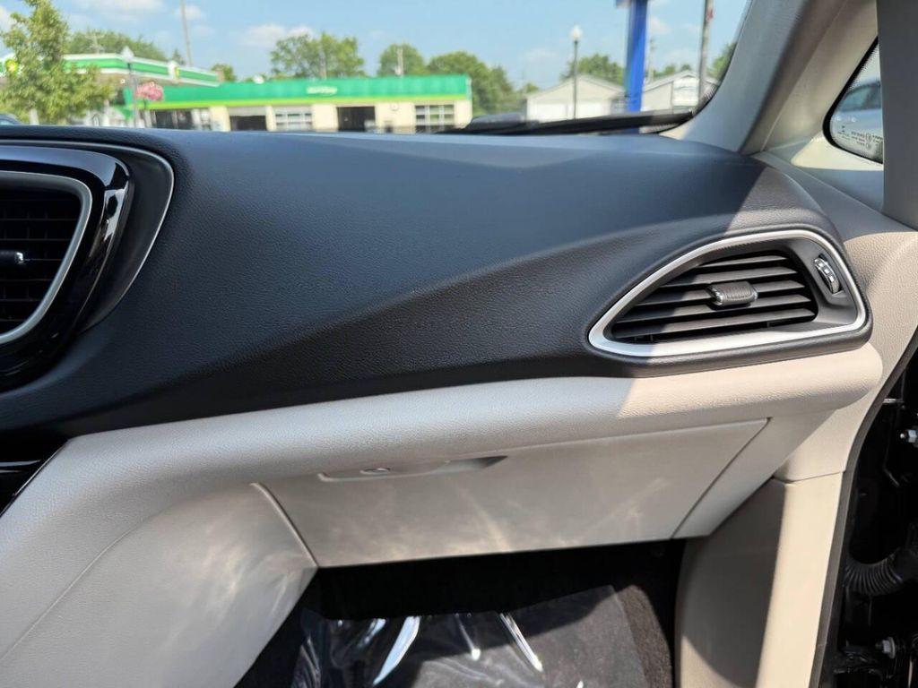 2020 Brilliant Black Crystal Pearlcoat Chrysler Pacifica