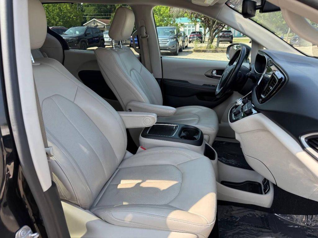 2020 Brilliant Black Crystal Pearlcoat Chrysler Pacifica