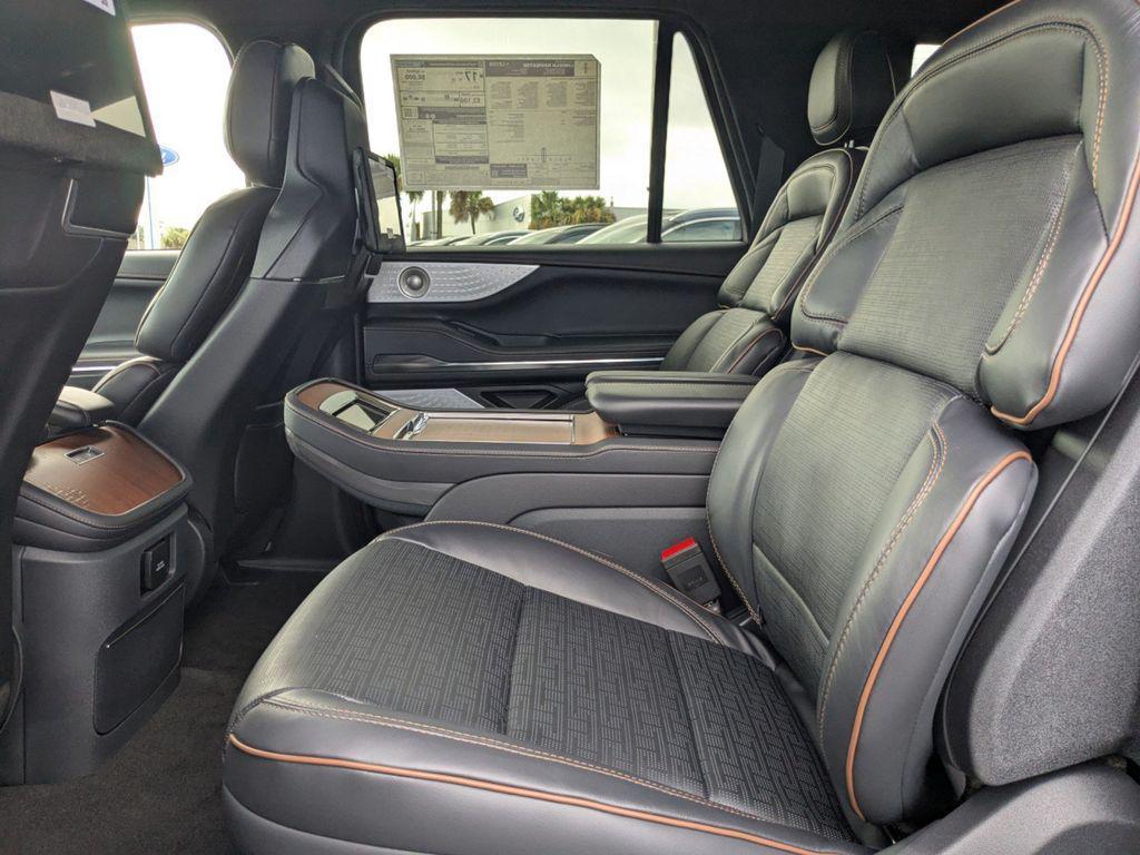 new 2025 Lincoln Navigator car, priced at $114,025