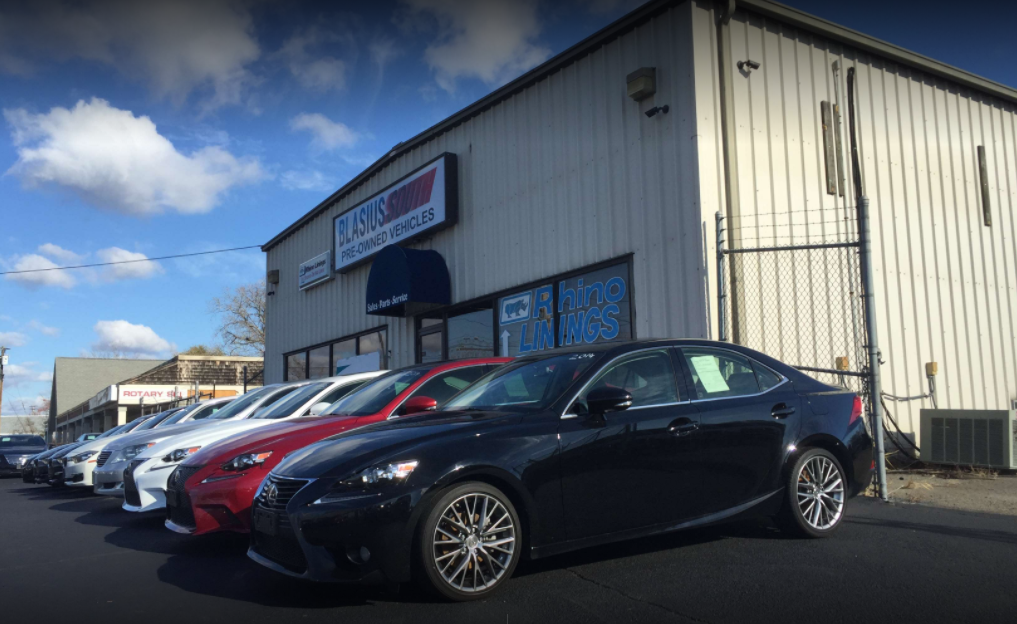 Dealership gallery photo 1