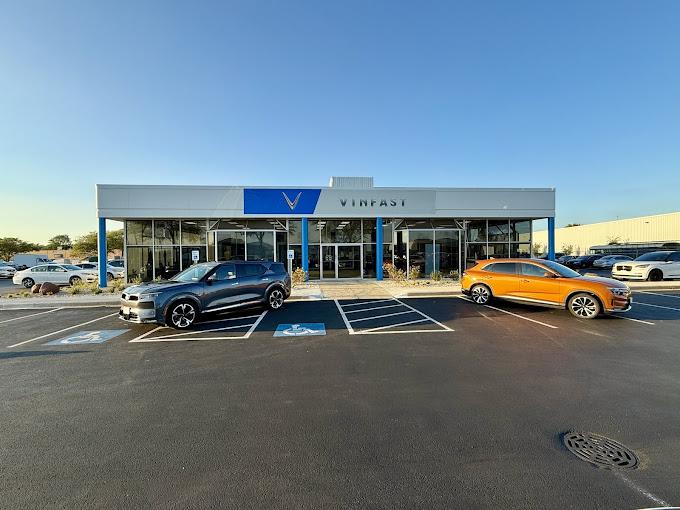 Dealership gallery photo 1