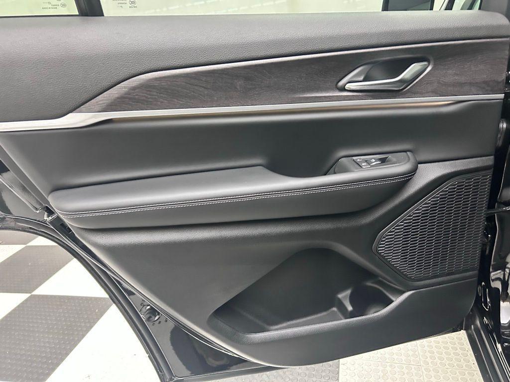 new 2025 Jeep Grand Cherokee L car, priced at $45,617