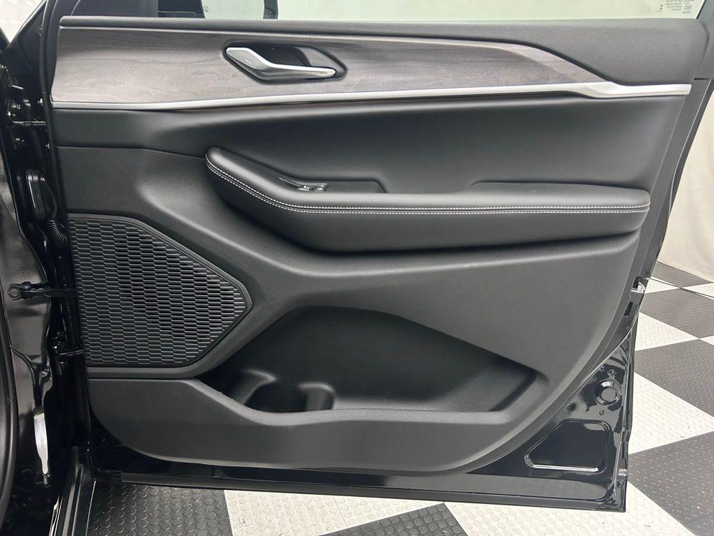 new 2025 Jeep Grand Cherokee L car, priced at $45,617