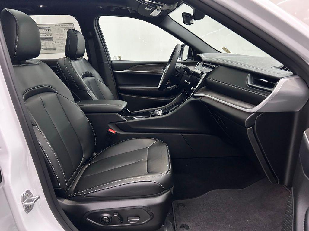 new 2026 Jeep Grand Cherokee car, priced at $45,586