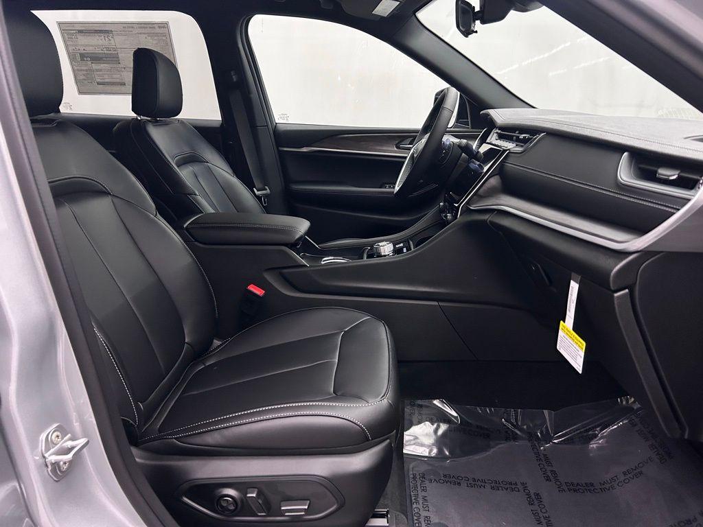 new 2025 Jeep Grand Cherokee L car, priced at $44,428