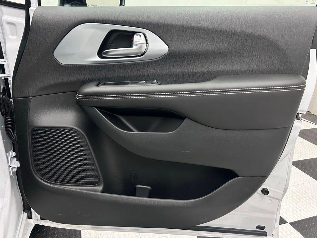 new 2026 Chrysler Pacifica car, priced at $46,858