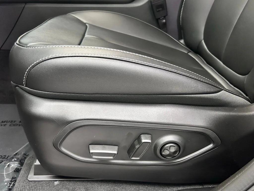 new 2025 Jeep Grand Cherokee car, priced at $43,866