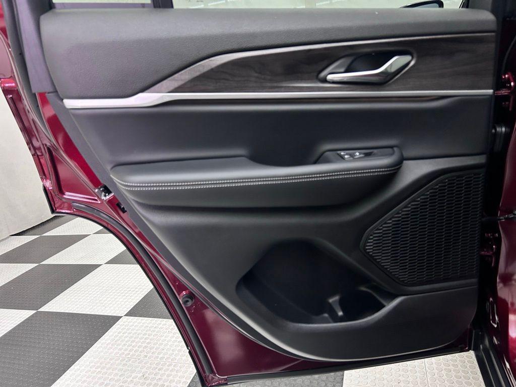 new 2025 Jeep Grand Cherokee car, priced at $43,866