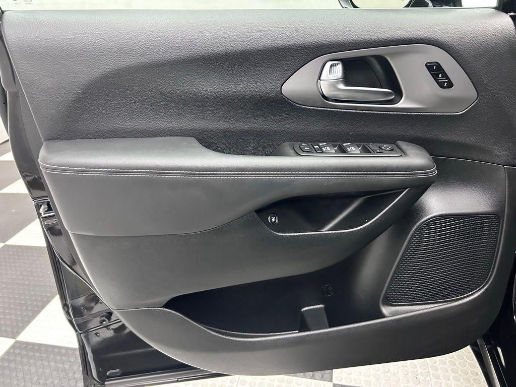 used 2025 Chrysler Pacifica Hybrid car, priced at $37,299