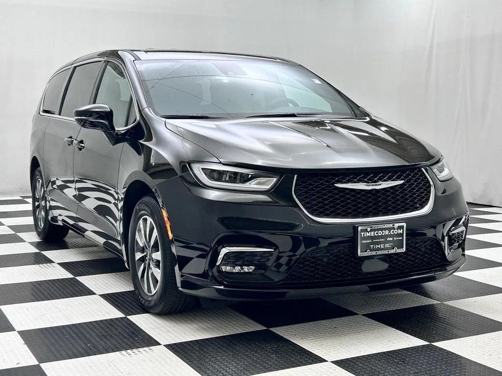 used 2025 Chrysler Pacifica Hybrid car, priced at $37,299