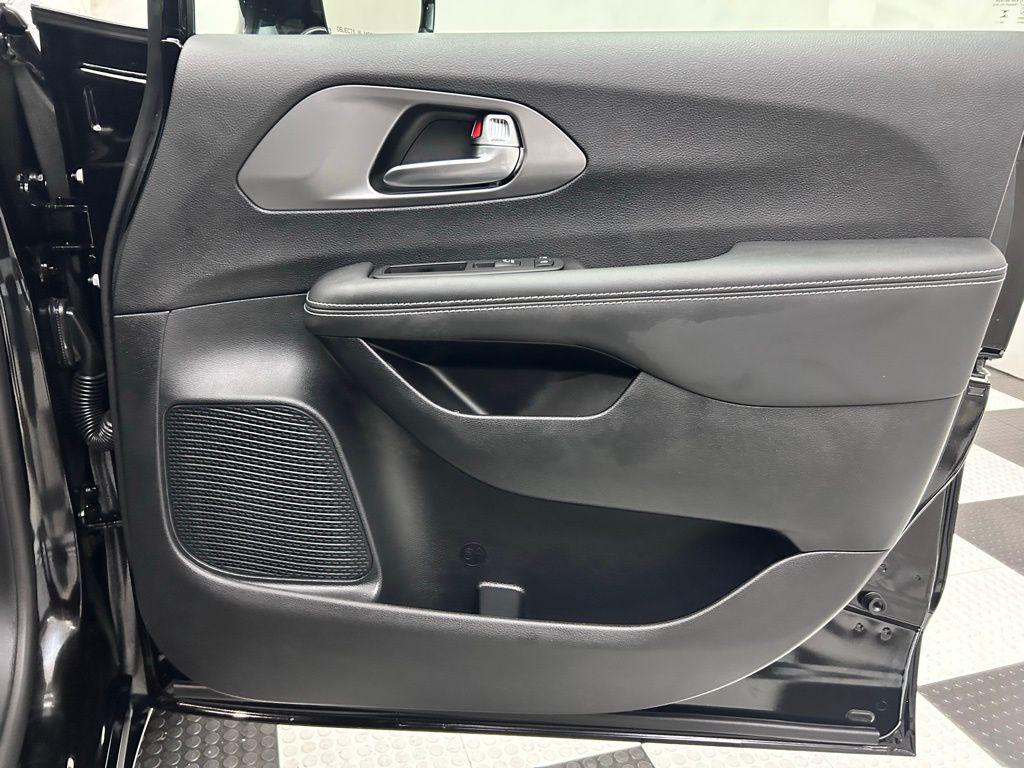 used 2025 Chrysler Pacifica Hybrid car, priced at $37,299