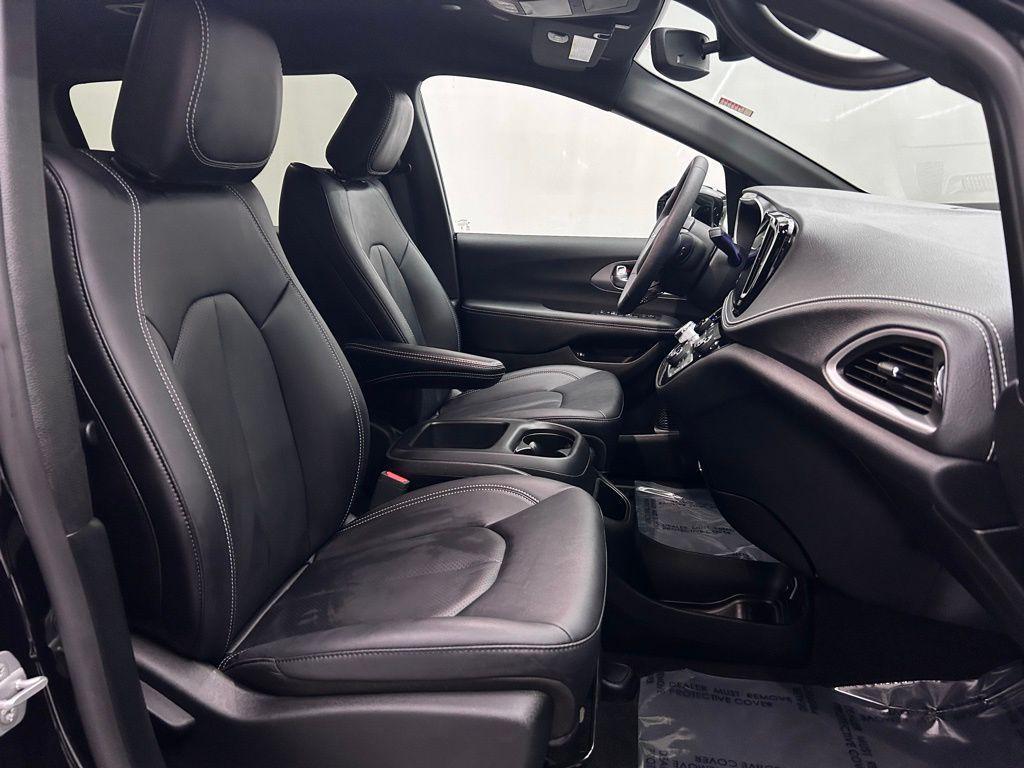 used 2025 Chrysler Pacifica Hybrid car, priced at $37,299