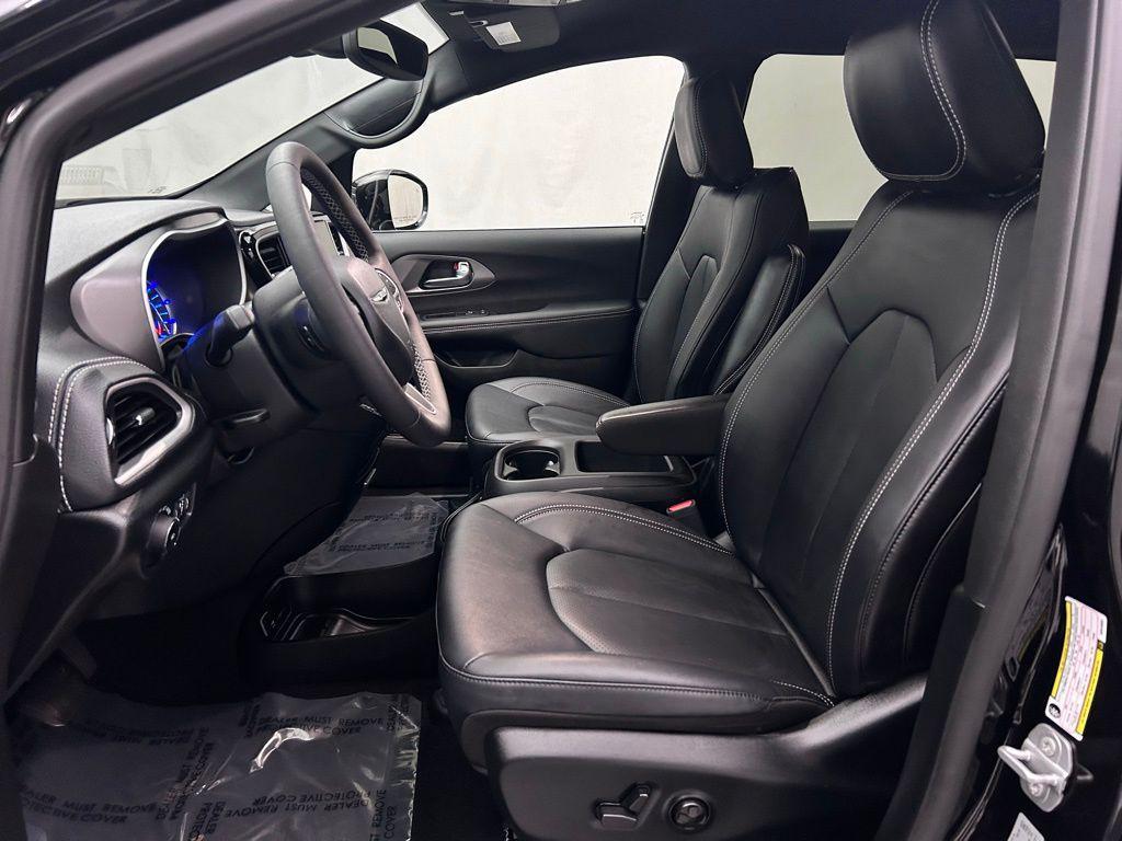 used 2025 Chrysler Pacifica Hybrid car, priced at $37,299