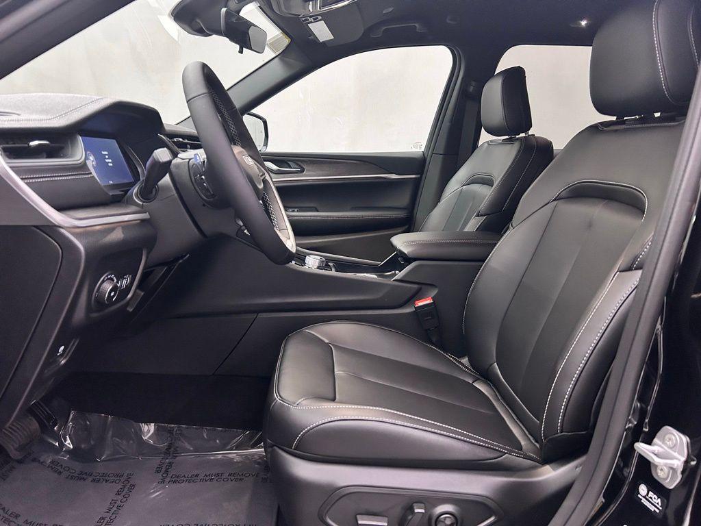 new 2025 Jeep Grand Cherokee car, priced at $39,654
