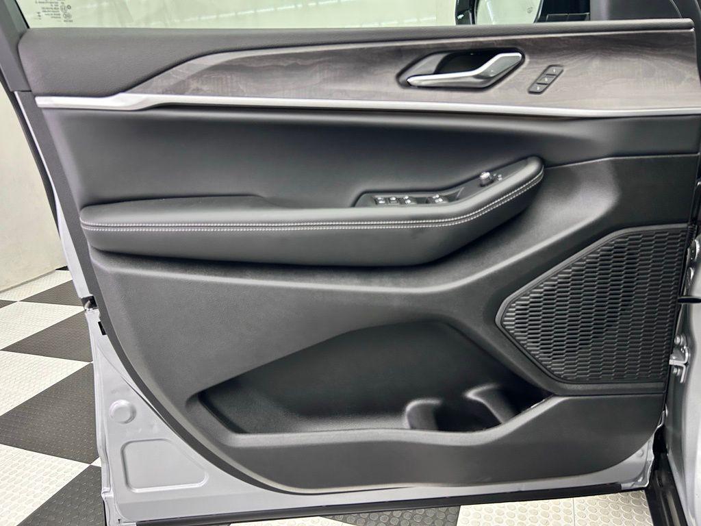 new 2025 Jeep Grand Cherokee car, priced at $38,788