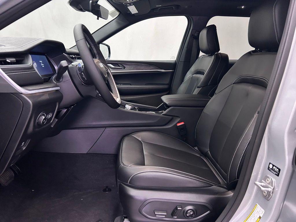 new 2025 Jeep Grand Cherokee car, priced at $38,788