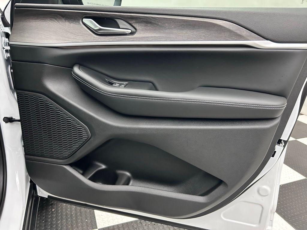 new 2025 Jeep Grand Cherokee L car, priced at $47,498