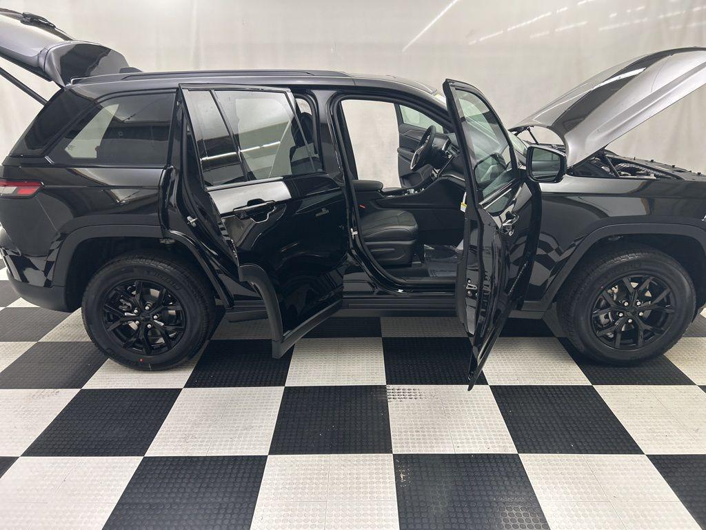 new 2025 Jeep Grand Cherokee car, priced at $38,558