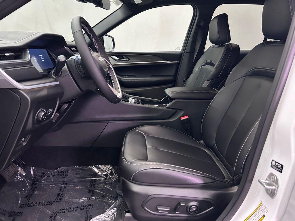 new 2025 Jeep Grand Cherokee car, priced at $40,877