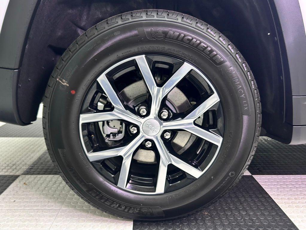 new 2025 Jeep Grand Cherokee car, priced at $40,877