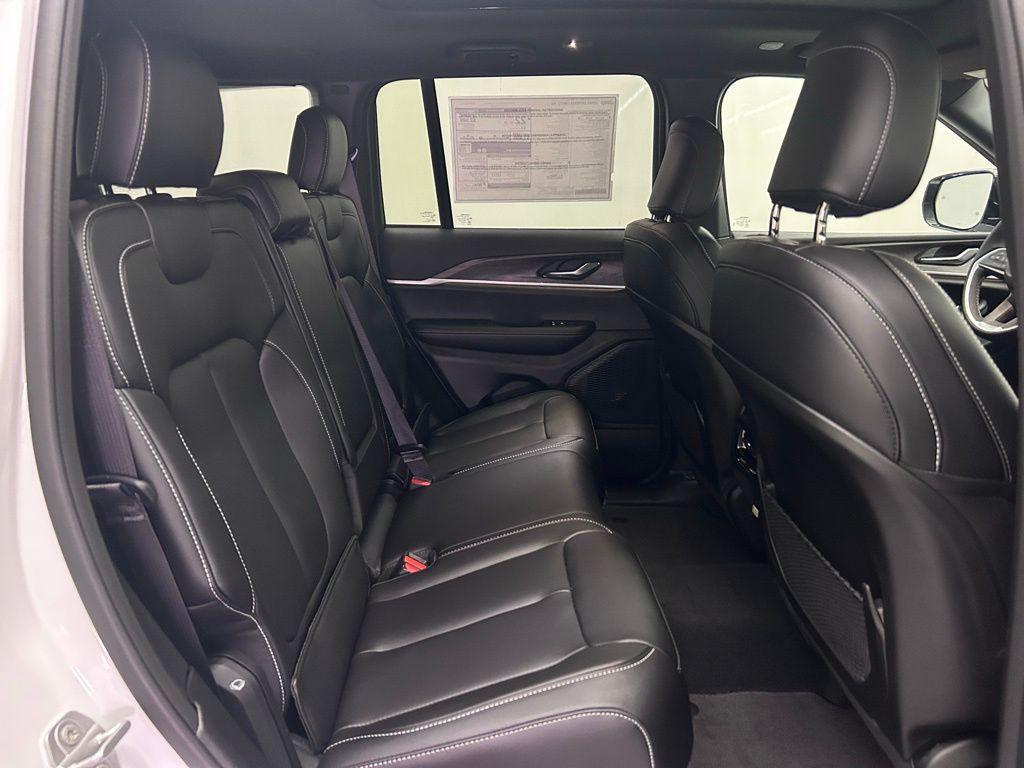 new 2025 Jeep Grand Cherokee car, priced at $40,877