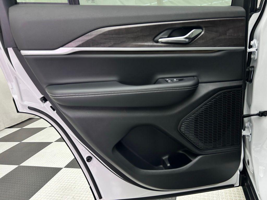 new 2025 Jeep Grand Cherokee car, priced at $40,877