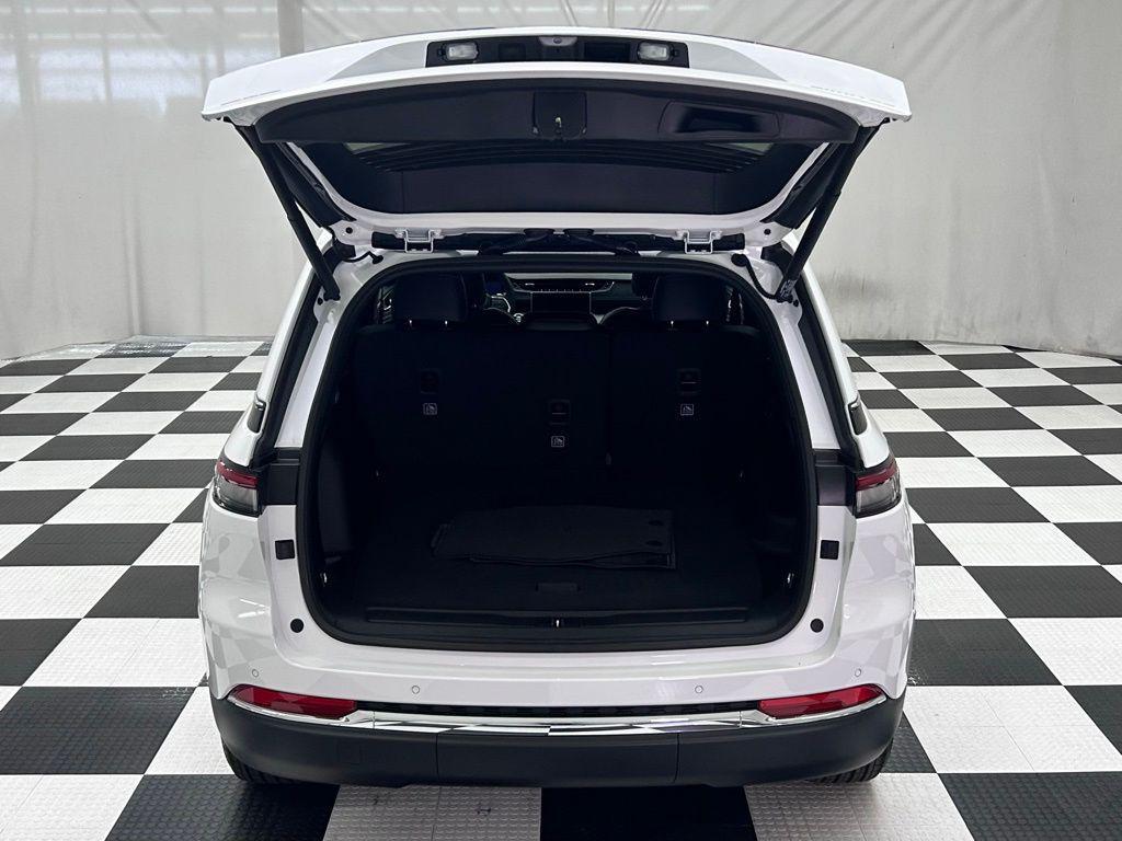 new 2025 Jeep Grand Cherokee car, priced at $40,877