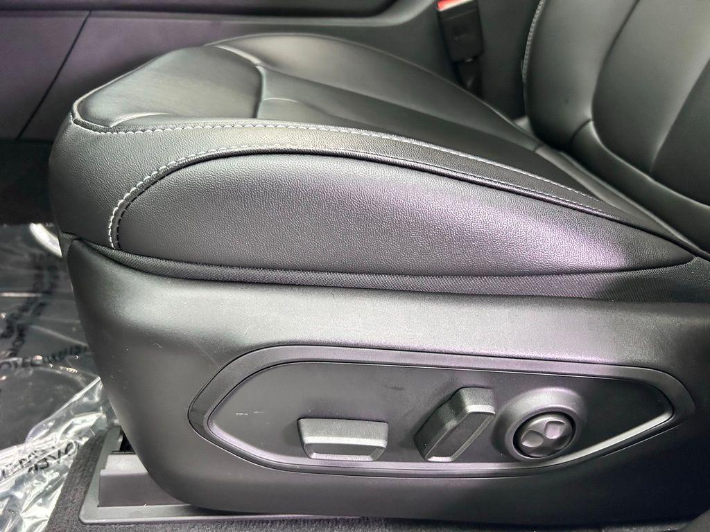 new 2025 Jeep Grand Cherokee car, priced at $40,877