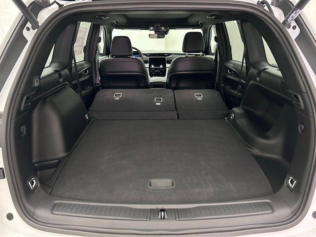 new 2025 Jeep Grand Cherokee car, priced at $40,877