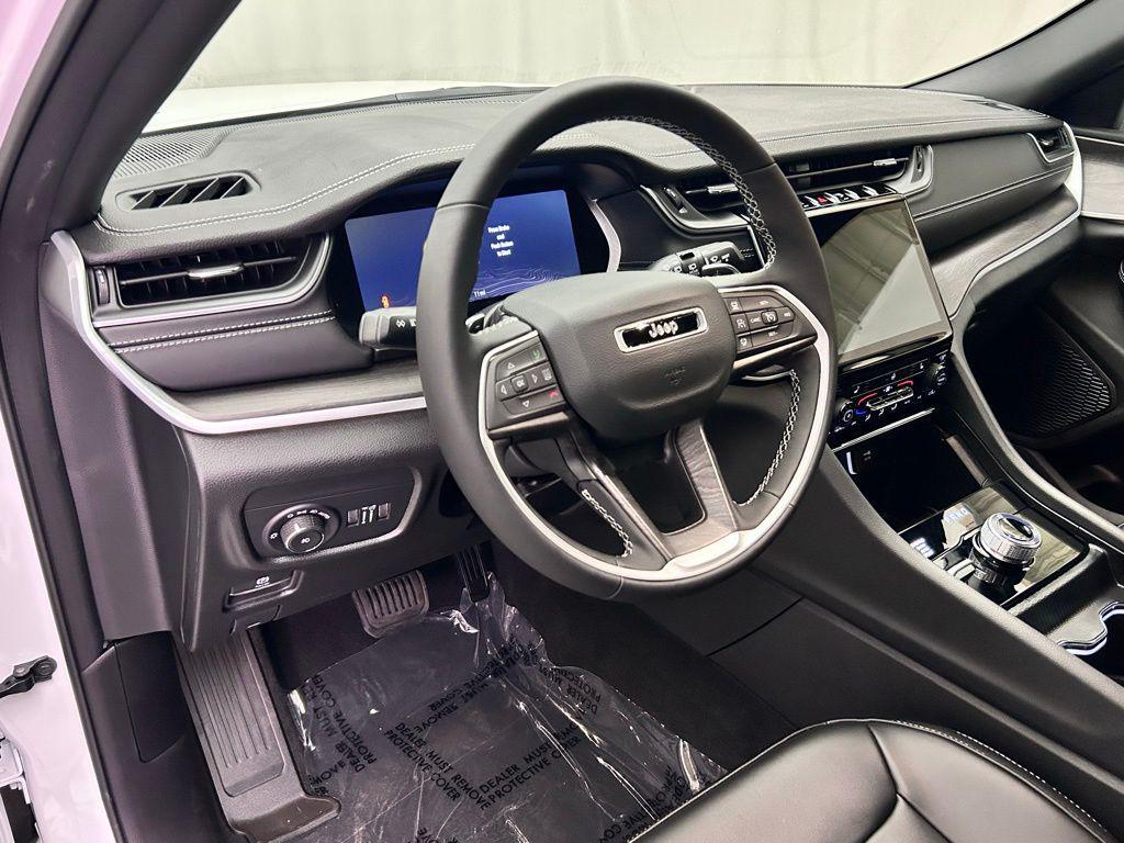 new 2025 Jeep Grand Cherokee car, priced at $40,877