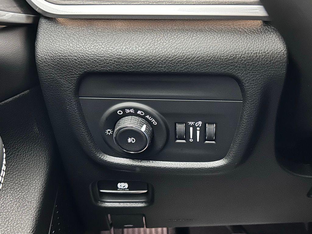 new 2025 Jeep Grand Cherokee car, priced at $43,323