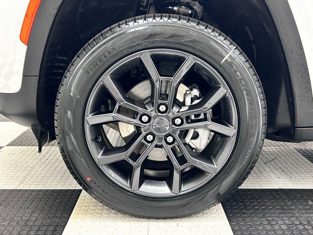 new 2025 Jeep Grand Cherokee car, priced at $43,323