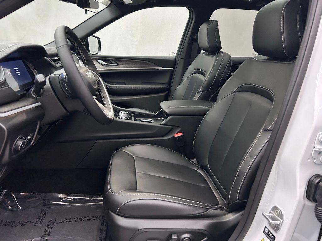 new 2025 Jeep Grand Cherokee car, priced at $43,323