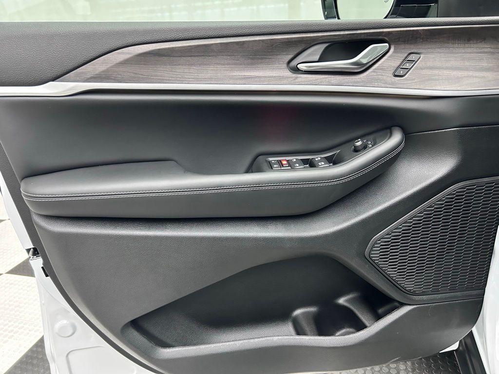 new 2025 Jeep Grand Cherokee car, priced at $43,323