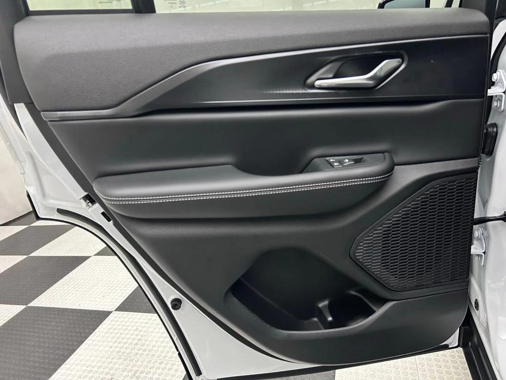 new 2025 Jeep Grand Cherokee car, priced at $39,022