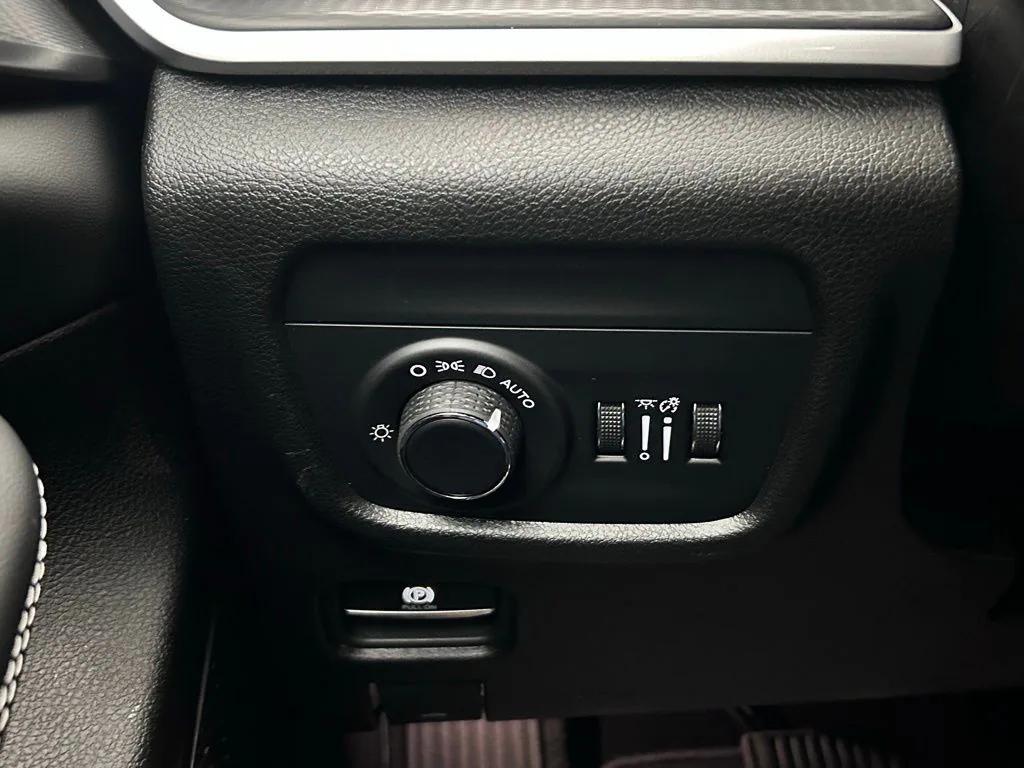 new 2025 Jeep Grand Cherokee car, priced at $39,022